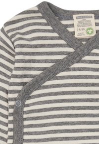 Gestreifter grauer und weißer Organic-Cotton-Wickeloberteil mit einem über kreuz gelegten Vorderdesign und einem Plastikdruckknopfverschluss an der Seite.