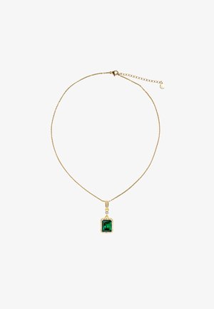 Guldtonet halskæde med en delikat kæde og en firkantet, grøn gemstone vedhæng omgivet af små klare accenter.