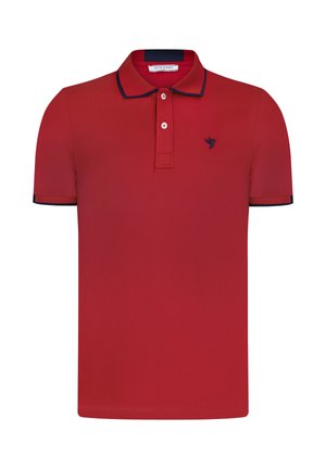 Rotes Polohemd mit einem marineblauen Kragen und Ärmelsäumen. Hergestellt aus atmungsaktiver Stoff. Verfügt über drei Knöpfe und ein kleines Logo auf der Brust.