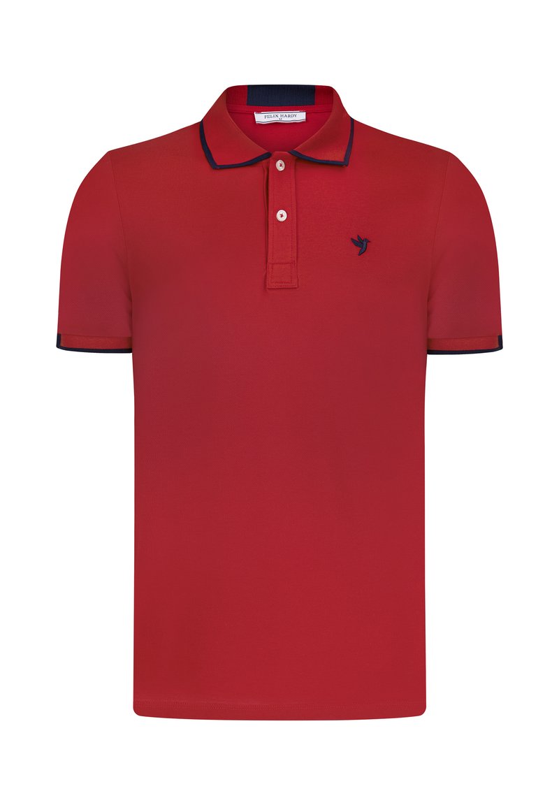 Camisa polo roja con cuello y bordes de las mangas en marino. Fabricada con tela transpirable. Presenta tres botones y un pequeño logo en el pecho.