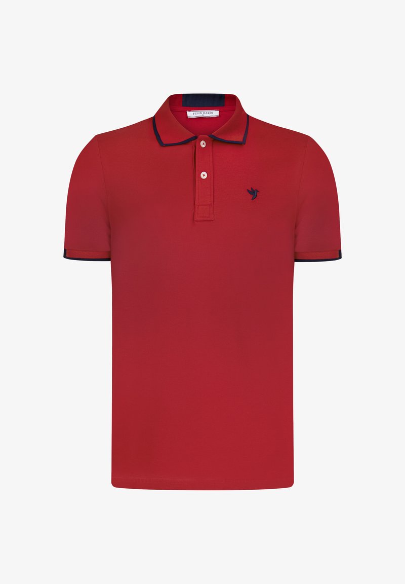 Rød polo skjorte med marineblå krave og ærmekanter. Fremstillet af åndbart stof. Har tre knapper og et lille logo på brystet.