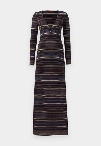 Abito lungo in maglia con scollatura a V profonda, maniche lunghe e strisce verticali in colori scuri con accenti di blu, marrone e grigio.