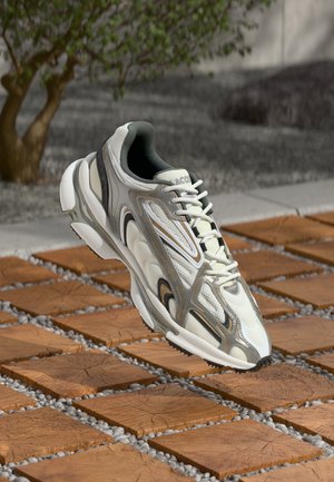 L003 2K24 225 - Sporta apavi - white/silver-coloured