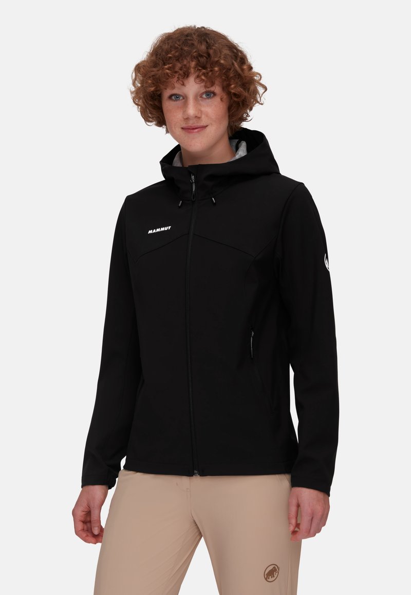 Zwarte softshell jas met capuchon, rits aan de voorkant en twee zijzakken. Voorzien van een grijze binnenvoering en subtiele branding op de borst en mouw.