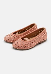 Bailarinas de ante rosa con acentos de tachuelas metálicas, punta redondeada y detalles recortados en los laterales. Suela plana para un uso cómodo.