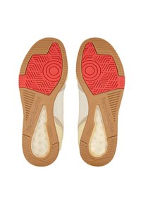 Weiße Sneaker mit einer strukturierten, hellbraunen Gummisohle mit roten Akzenten, glatten Lederpanelen und 'Sergio Tacchini'-Branding auf der Zwischensohle.