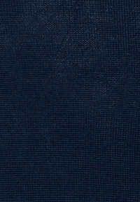 Tissu bleu marine texturé avec un motif tissé, présentant un motif subtil et une sensation douce et durable, adapté à diverses applications.