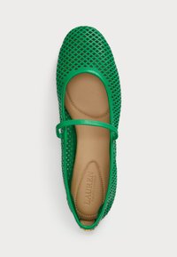 Žalios plokščiosios bateliai su tinklinio dizainu, apvaliu nosiu ir mažomis kulkšnies dirželiu. Lygus vidinis pamušalas su iškaltu prekės ženklu ir lengva tekstūra.