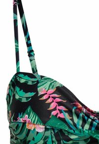 Bikini nero con vivaci motivi tropicali di foglie verdi e fiori. Presenta spalline sottili regolabili e una texture del tessuto liscia e lucida.
