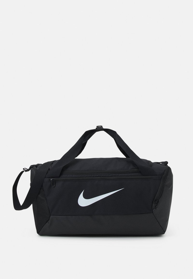Borsa a tracolla nera con un grande logo Nike bianco, realizzata in tessuto resistente, dotata di doppie maniglie e di una tracolla regolabile.