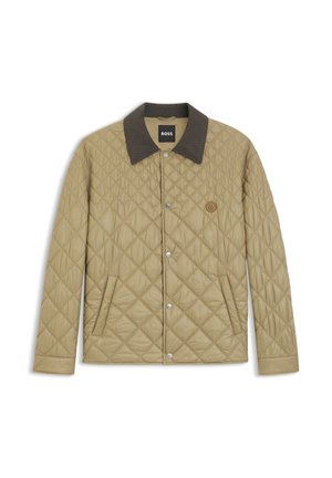 Khaki gewatteerd jack met een donkerbruine kraag, drukknopen, zijzakken en een logopatch op de borst. Soepele textuur en ruitpatroon.