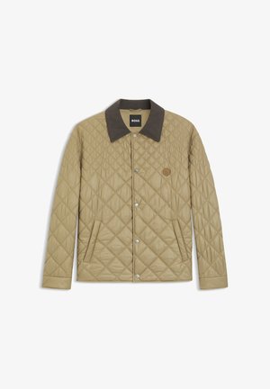 Khaki gewatteerd jack met een donkerbruine kraag, drukknopen, zijzakken en een logopatch op de borst. Soepele textuur en ruitpatroon.