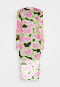 Robe à manches longues avec un motif abstrait rose, vert et noir. Fabriquée en tissu lisse et extensible avec une silhouette ajustée.