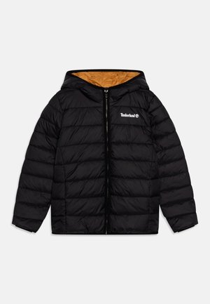 Sort jakke i puffer-stil med lynlåslukning, hætte og kontrasterende orange foring. Har quiltet design og et logo på brystet.