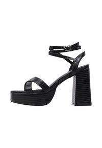 Sandalias de plataforma negras con textura de cocodrilo, correas anchas, hebilla ajustable en el tobillo y tacón de bloque acampanado.
