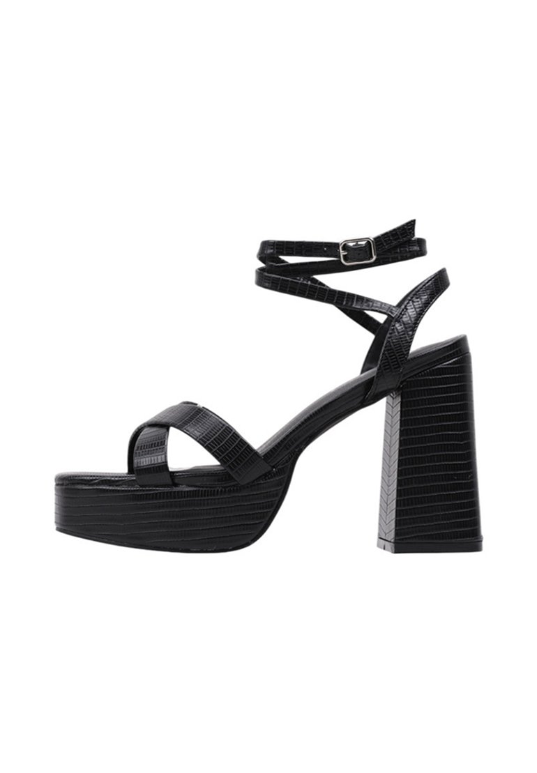 Sandalias de plataforma negras con textura de cocodrilo, correas anchas, hebilla ajustable en el tobillo y tacón de bloque acampanado.