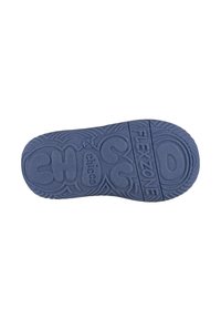 Modrá guma podešev obuvi se strukturou s vyraženým textem "FLEX ZONE" a "CHICCO", navržená pro flexibilitu a přilnavost.