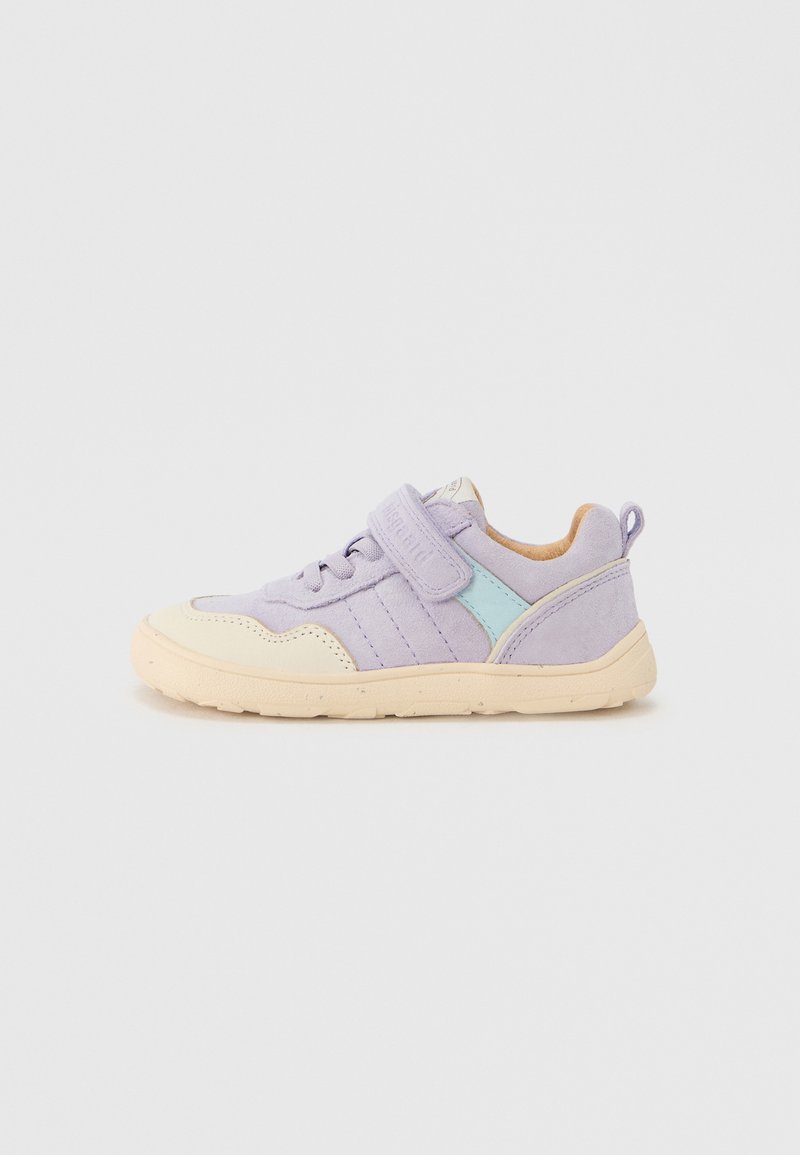 Μοβ σουέτ αθλητικό παπούτσι με ανοιχτό μπλε λεπτομέρεια, λαστιχένια κρέμ σόλα, ιμάντα με βέλκρο και μαλακό περίγραμμα για άνεση. Διαθέτει ραμμένες λεπτομέρειες.