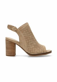 Sandal de tacón abierto en ante beige con patrón floral perforado, correa en el tobillo con herrajes dorados y tacón en bloque apilado.