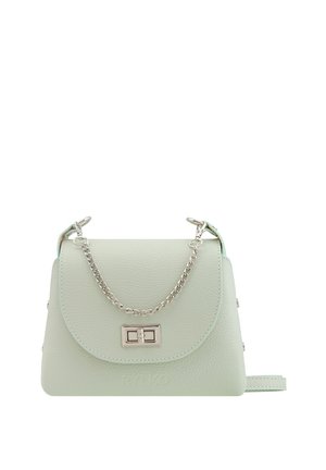 Borsa in pelle verde menta con pattina curvata, tracolla in catena argentata e dettaglio in metallo rettangolare. Presenta il logo sulla parte frontale.