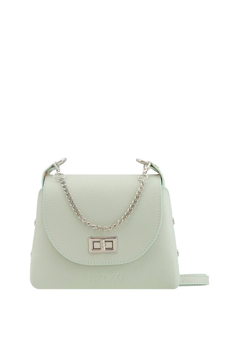 Minttu vihreä nahkalaukku, jossa on kaareva läppä, hopeinen ketjusanka ja suorakulmainen metalliklipsi. Etupuolella on logo.