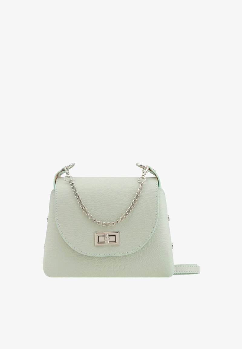 Tyrkysová kožená kabelka s zakřiveným klopou, stříbrným řetízkem a obdélníkovým kovovým zapínáním. Na přední straně má logo.