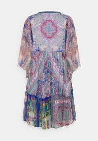 Robe légère multicolore avec un motif paisley détaillé, manches longues et ourlet évasé. Tissu transparent aux teintes vives et accents subtils.