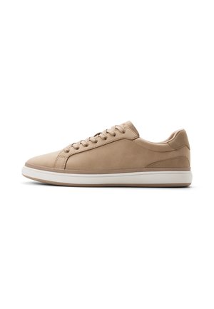 Beiger, niedriger Herrensneaker mit Schnürverschluss, glattem Obermaterial und weißer Gummisohle vor weißem Hintergrund.