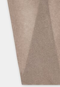 Beige stof met een zachte textuur, voorzien van een subtiele glans. De vorm is langwerpig met een glad, vlak oppervlak en lichte plooien.