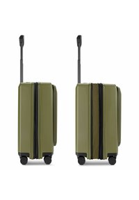 Maleta dura verde con acabado texturizado, doble cremallera, asa retráctil y cuatro ruedas giratorias para facilitar la movilidad.