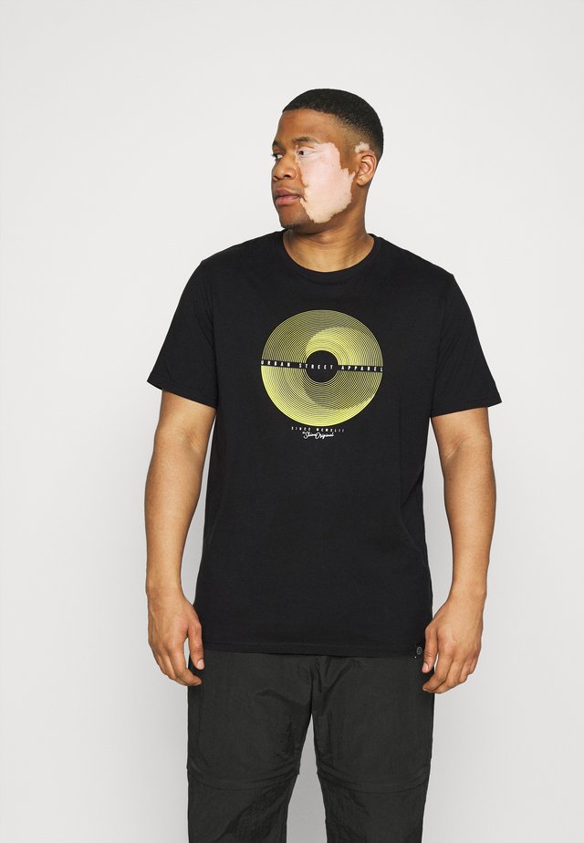 PATCH POCKET TEE - Printtipaita - black