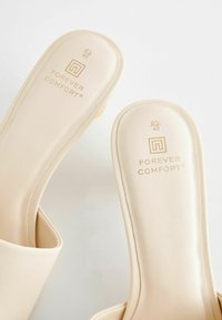 Next FOREVER COMFORT SQUARE TOE BUBBLE HEEL REGULAR FIT - Pantofle - bone