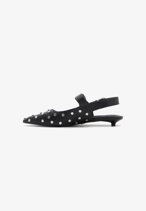 Scarpa slingback nera con design a punta, caratterizzata da dettagli in metallo argentato e tacco basso. Realizzata in pelle liscia con lati ritagliati.