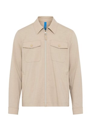 Giacca beige a maniche lunghe con colletto, cerniera frontale, due tasche a pattina con bottoni sul petto e tasche laterali.