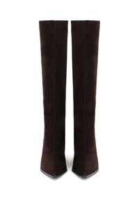 Smeđe suede čizme do koljena s oštrim vrhom, s glatkom teksturom i elegantnim, prilagođenim dizajnom.