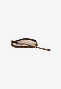 Pochette zip in pelle marrone, di forma circolare, con una superficie liscia e un sottile cinturino per il polso. Interno completamente foderato con una superficie lucida.