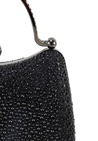 Schwarze Handtasche mit strukturiertem Oberflächendesign, das erhabene Perlen, metallische Akzente und einen silberfarbenen Griff aufweist. Glatte, glänzende Oberfläche der Beschläge.