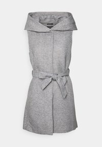 Szary bezrękawnik wykonany z teksturowanej tkaniny, z szerokim kołnierzem i paskiem związanym w talii. Prosty, minimalistyczny design.