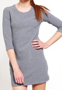 Grå klänning med ribbat mönster och trekvartslånga ärmar; rundad halsringning; knälång; figursydd silhuett; mjuk textur.