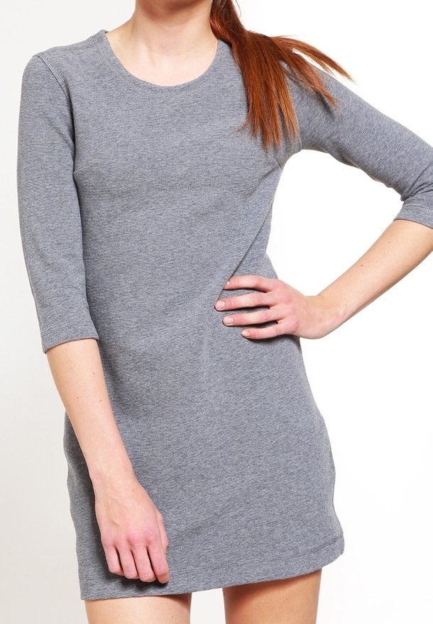 Grå klänning med ribbat mönster och trekvartslånga ärmar; rundad halsringning; knälång; figursydd silhuett; mjuk textur.