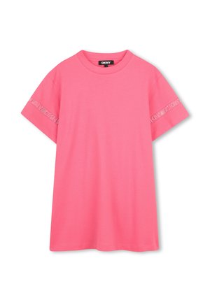 T-shirt à manches courtes rose vif avec col rond et logo DKNY sur les deux manches.