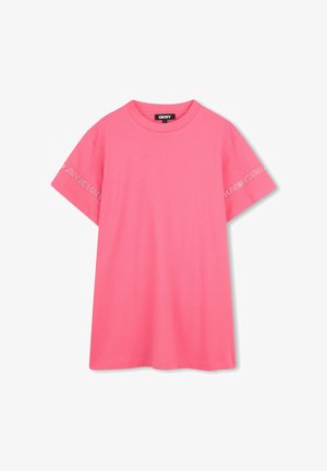 T-shirt à manches courtes rose vif avec col rond et logo DKNY sur les deux manches.