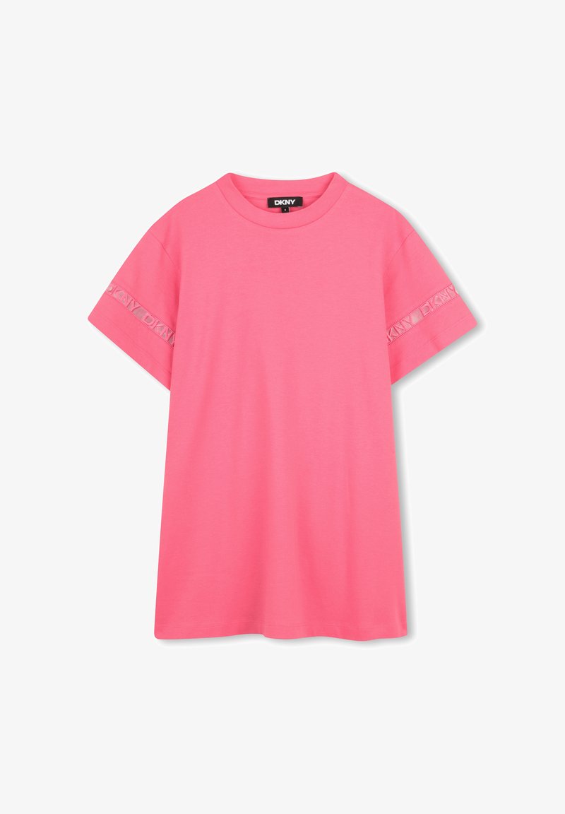 T-shirt à manches courtes rose vif avec col rond et logo DKNY sur les deux manches.