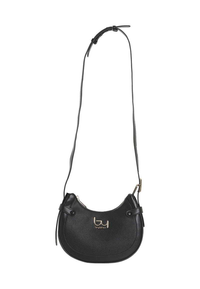 Borsa crossbody a forma di mezzaluna nera con texture, dotata di tracolla regolabile e logo dorato "Byblos" sul davanti.