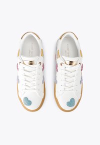 Sneaker bianchi con accenti dorati e decorazioni a forma di cuore multicolori. Presentano una suola in gomma e un design con lacci.