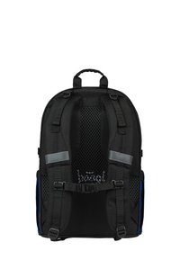 Zaino nero con schiena in rete, spallacci regolabili e accenti grigi. Presenta una maniglia superiore e tasche laterali blu. Design strutturato.