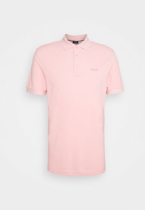 Lichtroze polo met korte mouwen, een kraag, een twee-knops sluiting en klein "JOOP!" logo op de linkerborst.
