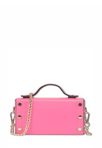 Rechteckige rosa Handtasche mit schwarzem Obergriff, goldener Kettenriemen und sechs goldenen Nieten an den vorderen Seiten.