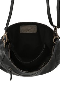 Sac à main en cuir noir avec une texture lisse, de forme ronde et avec des finitions en laiton. Il dispose d'une fermeture éclair et d'un intérieur spacieux non doublé.