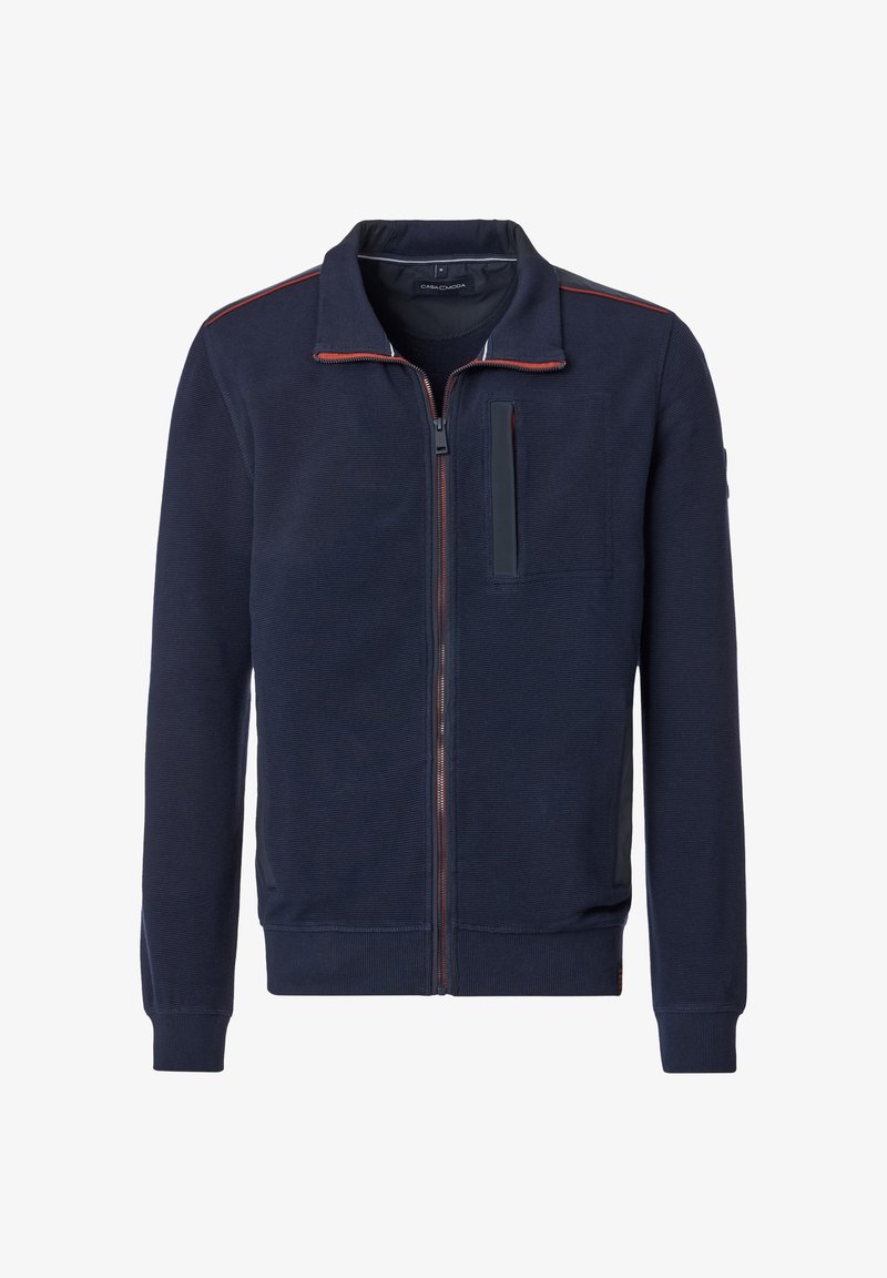 Marine blauwe zip-up jack van textuurstof. Kenmerkt zich door een opstaande kraag, een borstzak en contrasterende rode stiksels langs de rits.